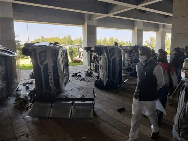 印度iphone工廠亂了 2000人沖進(jìn)去瘋狂打砸,連生產(chǎn)線(xiàn)都沒(méi)放過(guò)