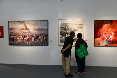 觀眾駐足欣賞展覽作品。陳驊攝